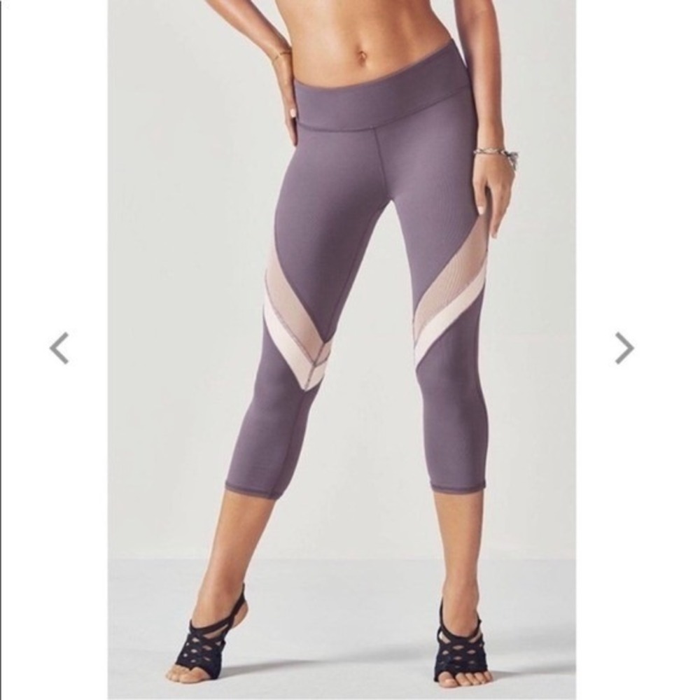 Fabletics‎ Purple Capri Leggings Activewear Chevron Detail Athleisure